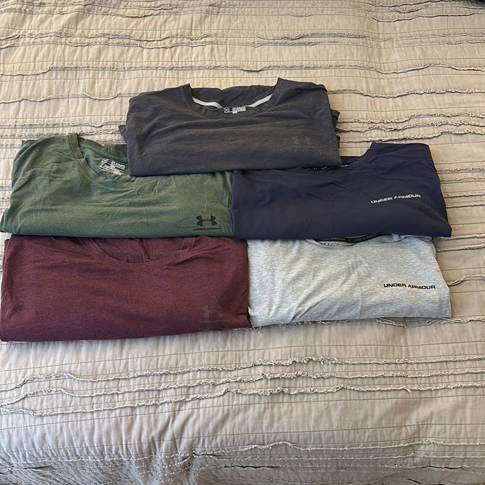 Lot of (5) Men’s Under Armour Loose Fit Heat Gear T-Shirts 4XL